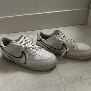 Nike Men’s White and Black Low-Top Sneakers